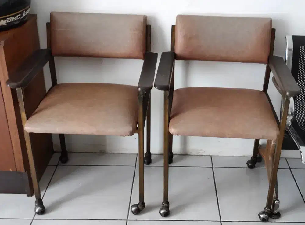 Dijual 2 Kursi Kerja Kantor Roda