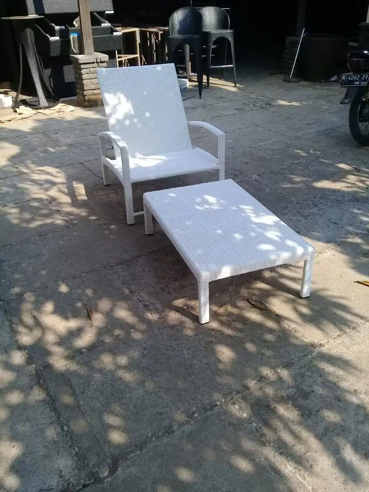 PIK CUSTOM KURSI KOLAM / LOUNGER ROTAN SINTETIS JAKARTA