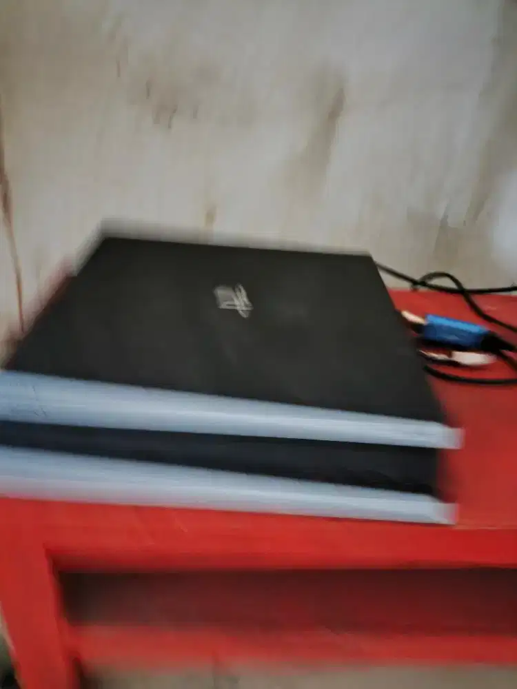 Ps4pro 1tb bekas kondisi98% gak ada lecet