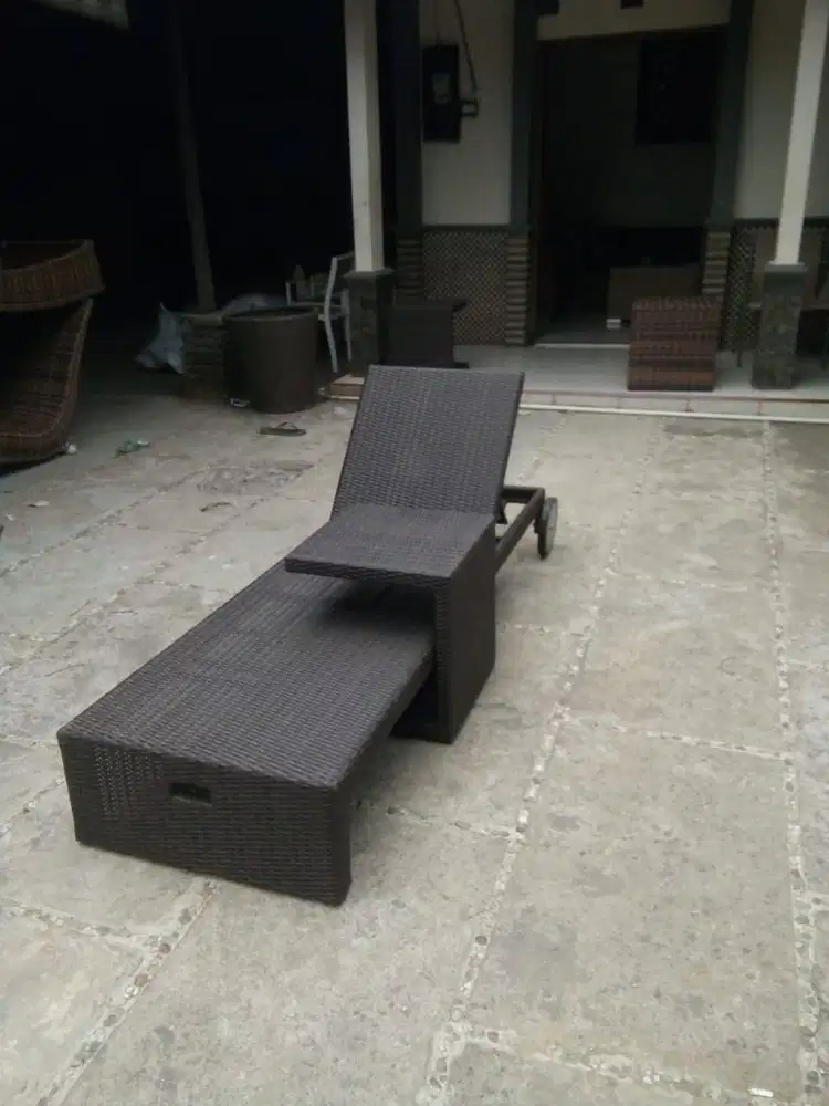 BS CUSTOM KURSI KOLAM LOUNGER ROTAN SINTETIS BOGOR