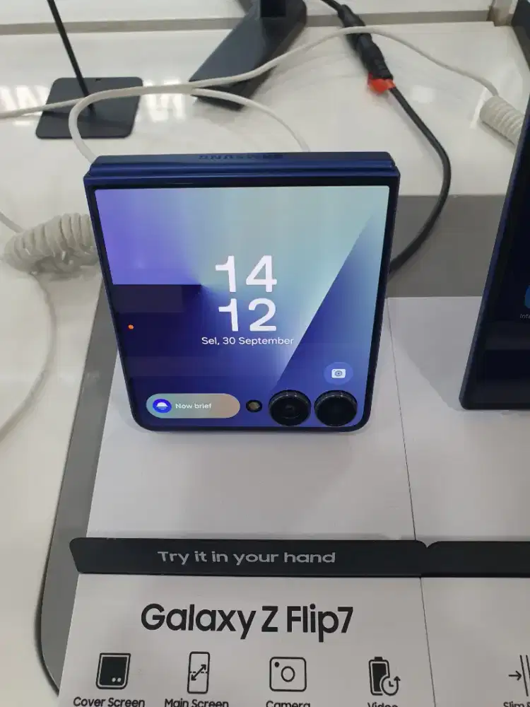 Samsung Z Flip7 (Free Aksesoris 1 juta + Free Proteksi 2 tahun)