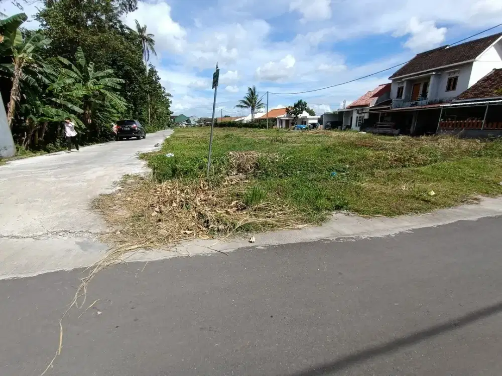 Wedomartani, Tanah di Utara Stadion Maguwo, Ringroad Utara