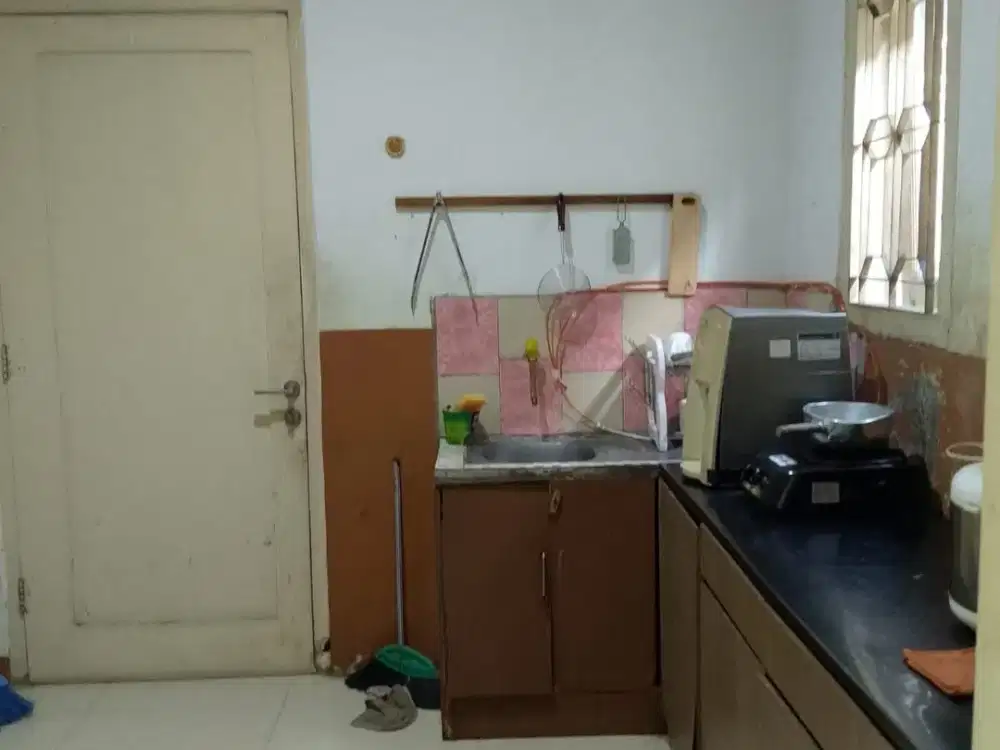 Rumah sewa  cocok untuk kantor, ruang usaha di Gandaria Keb Baru