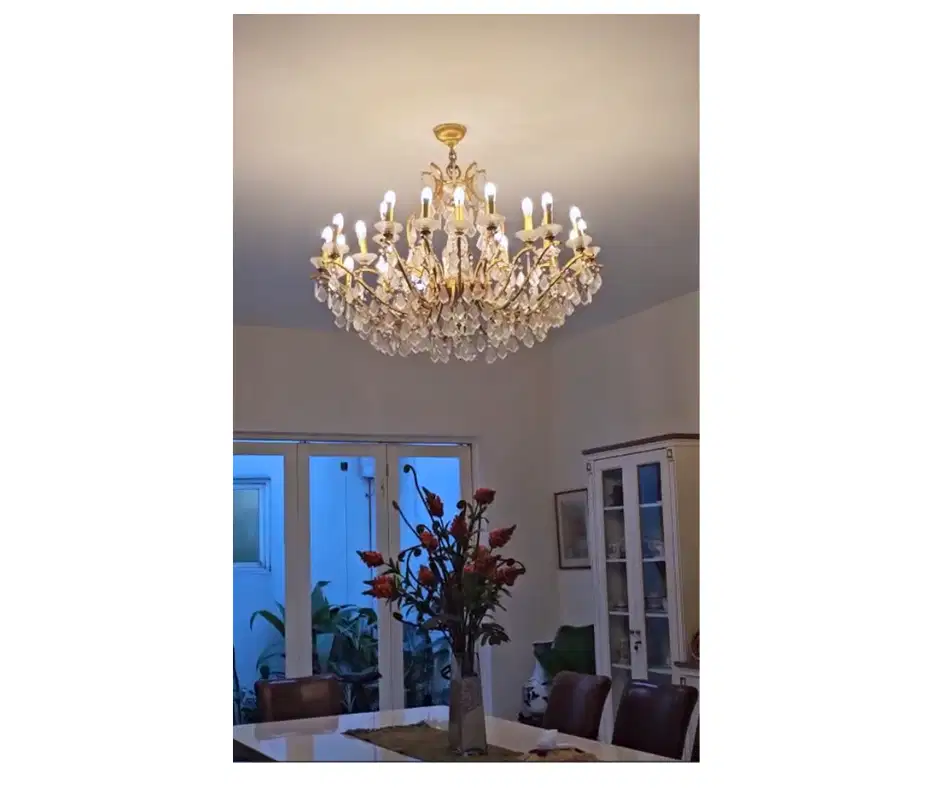 Chandelier crystal (Lampu gantung kristal)