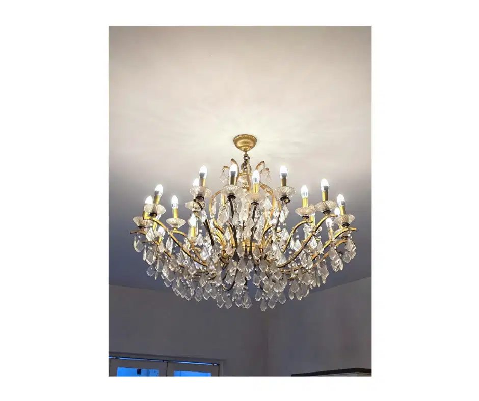 Chandelier crystal (Lampu gantung kristal)