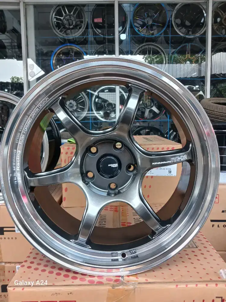 Velg advan rgd2 ring 18 lebar 8,5 pcd 5x114,3 ET 22 innova reborn