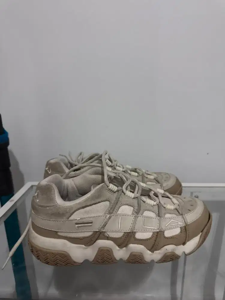 Sepatu Fila Korea size 40 broken white