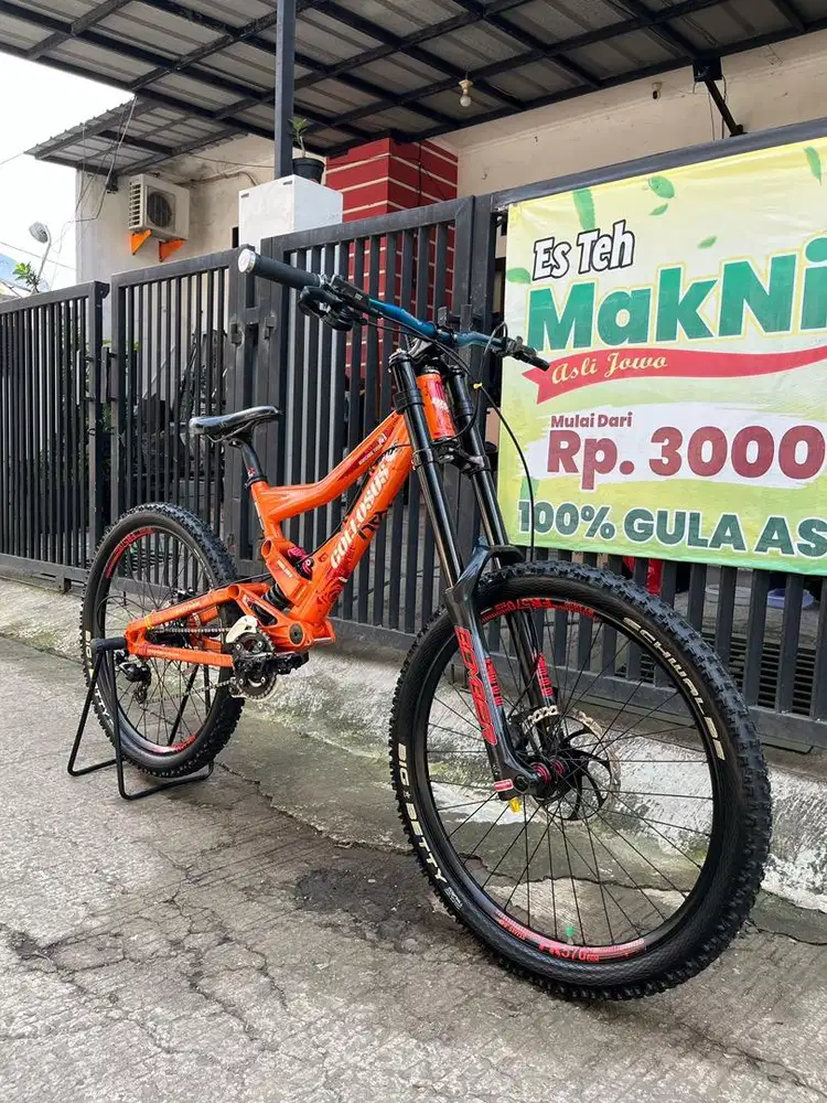 Sepeda MTB Polygon Collosus DH 2.0