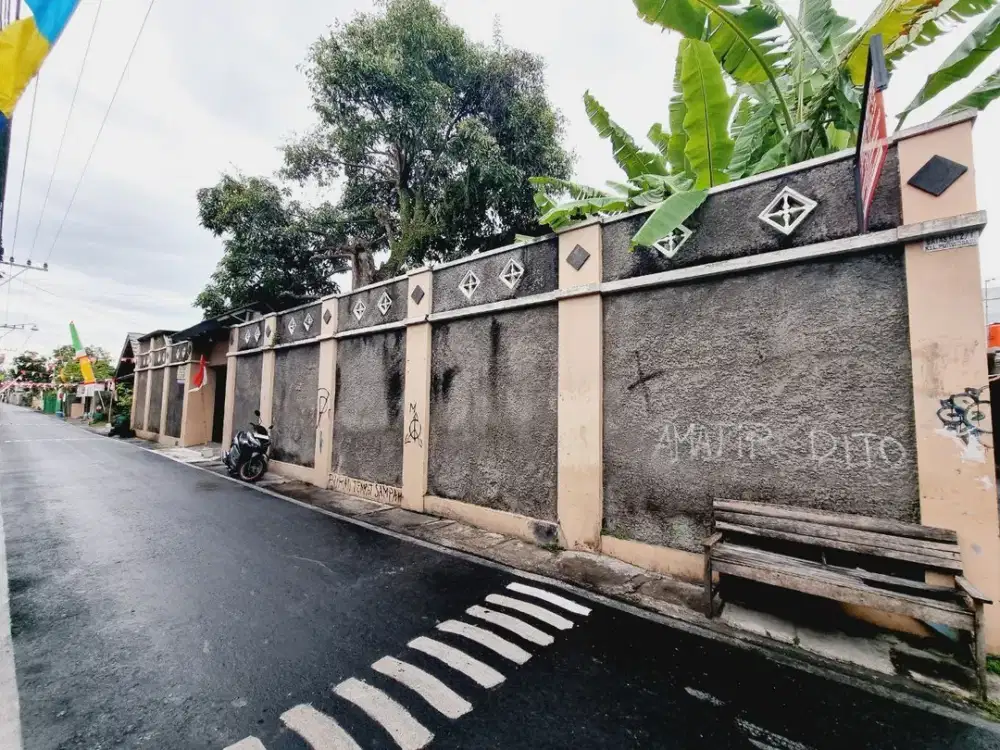 Rumah Nyaman dan Luas 2Lt Plus Bangunan Kost Strategis di Solo Kota