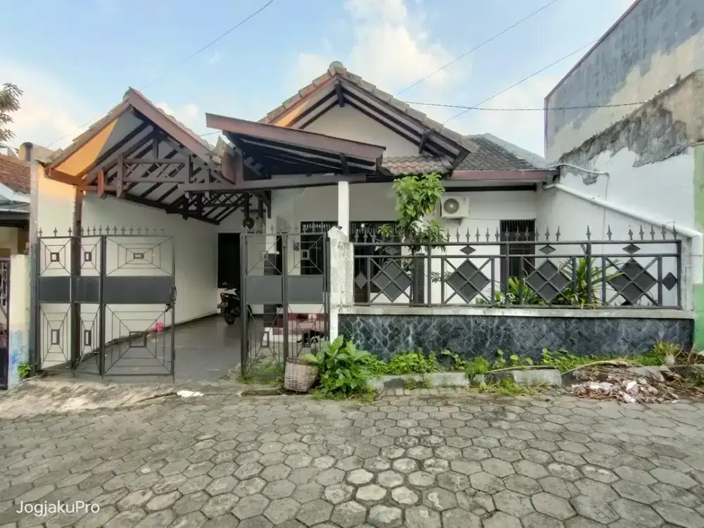 Kost Putri full penghuni dekat kampus UGM, UNY &amp; hotel Tentrem