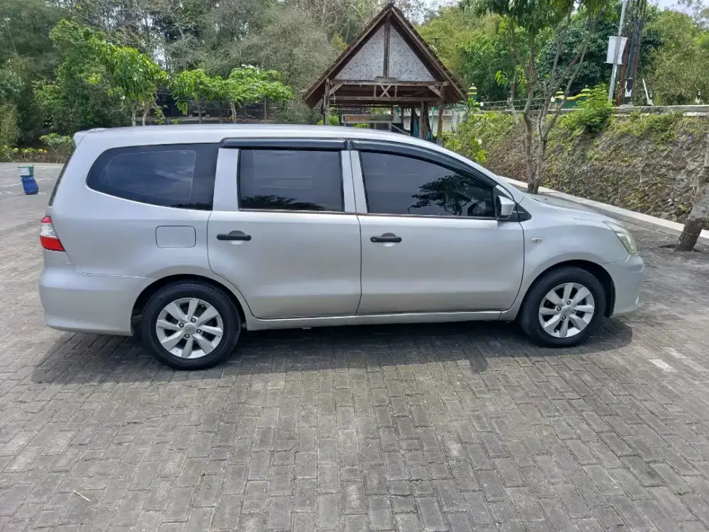 Low KM 71.XXX Nissan Grand Livina 1.5 SV 2014 Silver