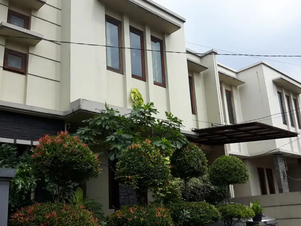DIJUAL CEPAT RUMAH ASRI TINGKAT LOKASI STRATEGIS DI JAKARTA SELATAN