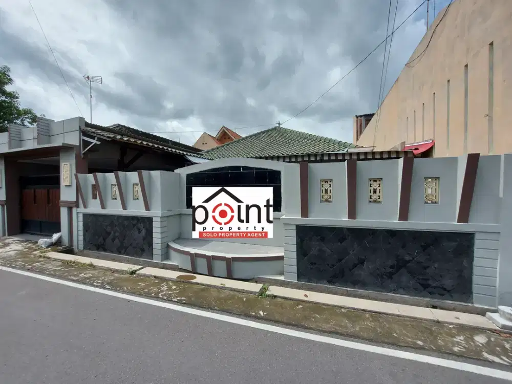 Rumah Bagus Strategis Dekat Stadion Manahan Dan exit Tol