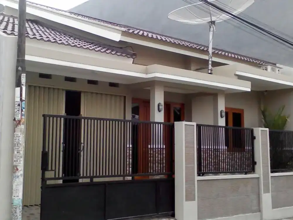 DIJUAL RUMAH TINGGAL dan KOST2AN 2 LANTAI dekat Amplaz Mall, tengah ko