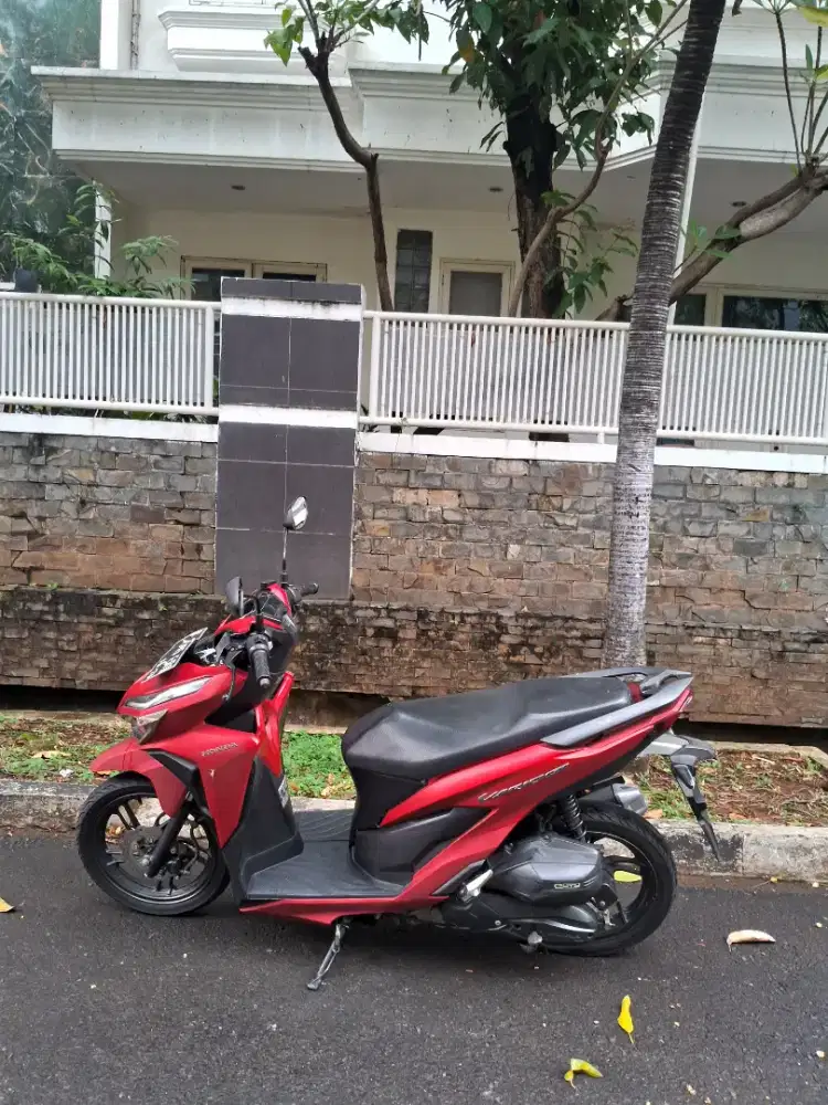 Jual motor Honda vario 150 cc tahun 2020 keyless warna merah mulus