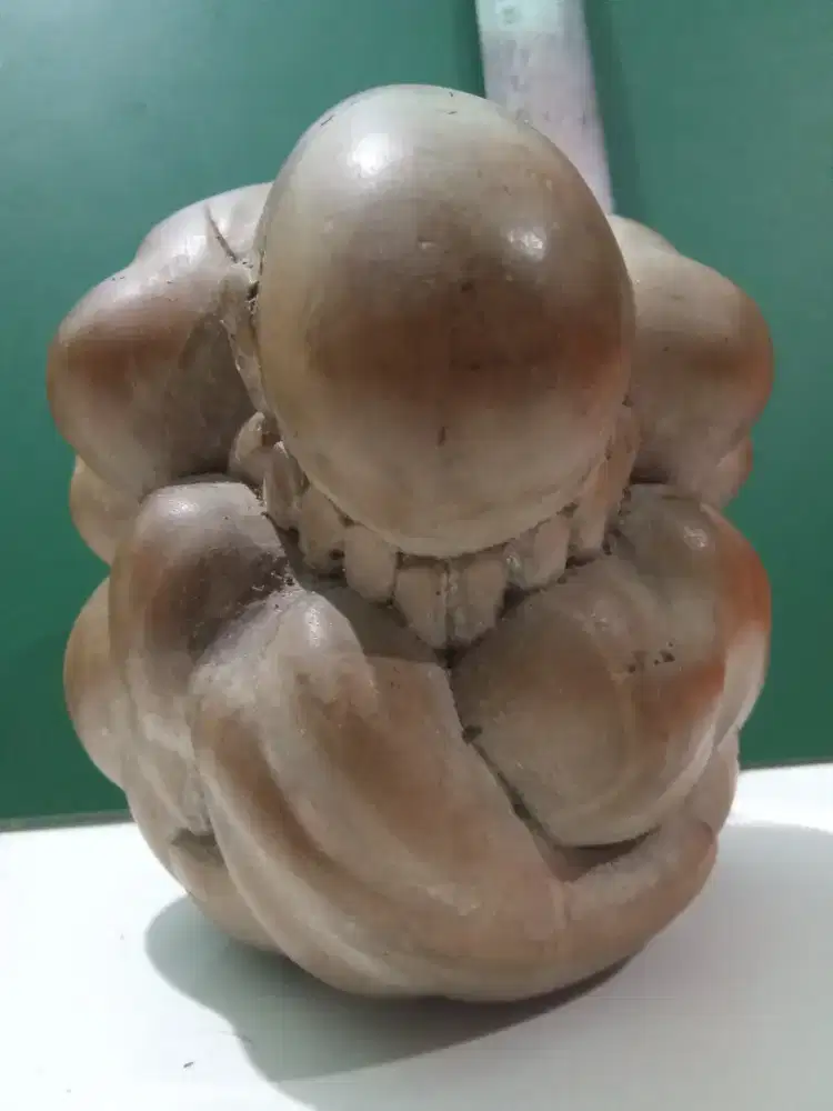 Patung kayu Budha menangis