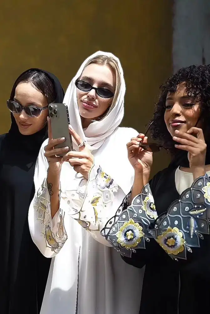 Di butuhkan host live streaming Fashion Muslim