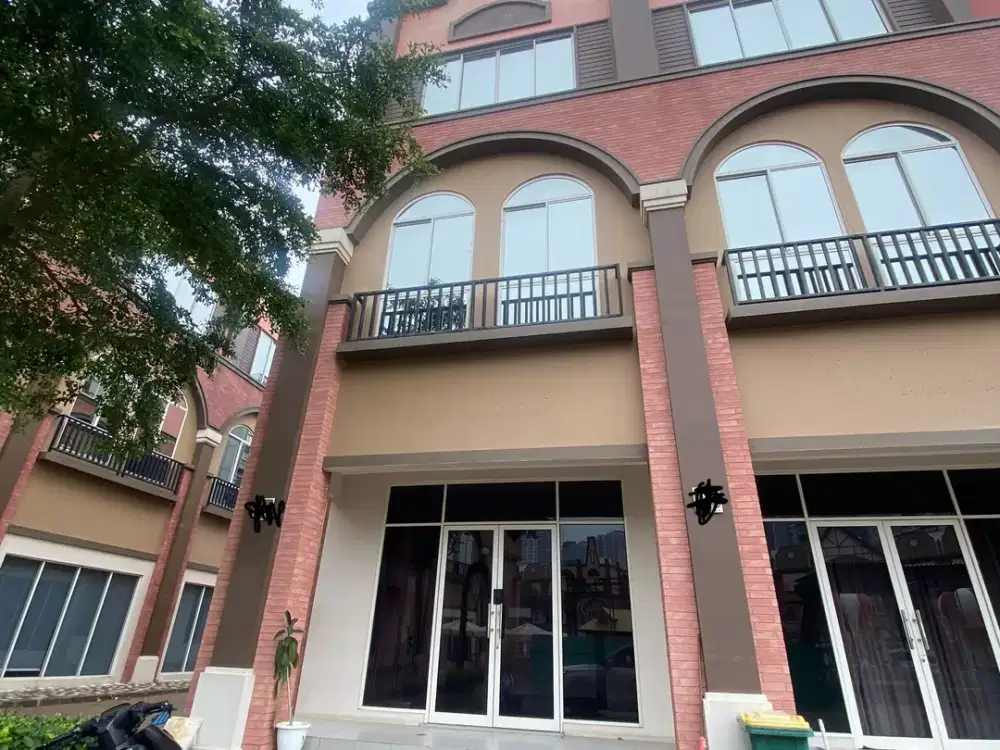 Disewakan Ruko Lariviera Hoek row jalan lebar