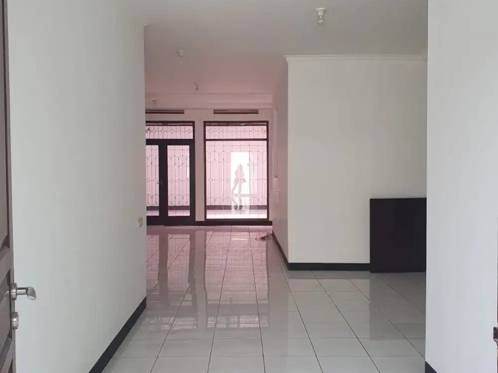 Dijual rumah 2 lantai mainroad di Jalan Mekar Wangi Bandung