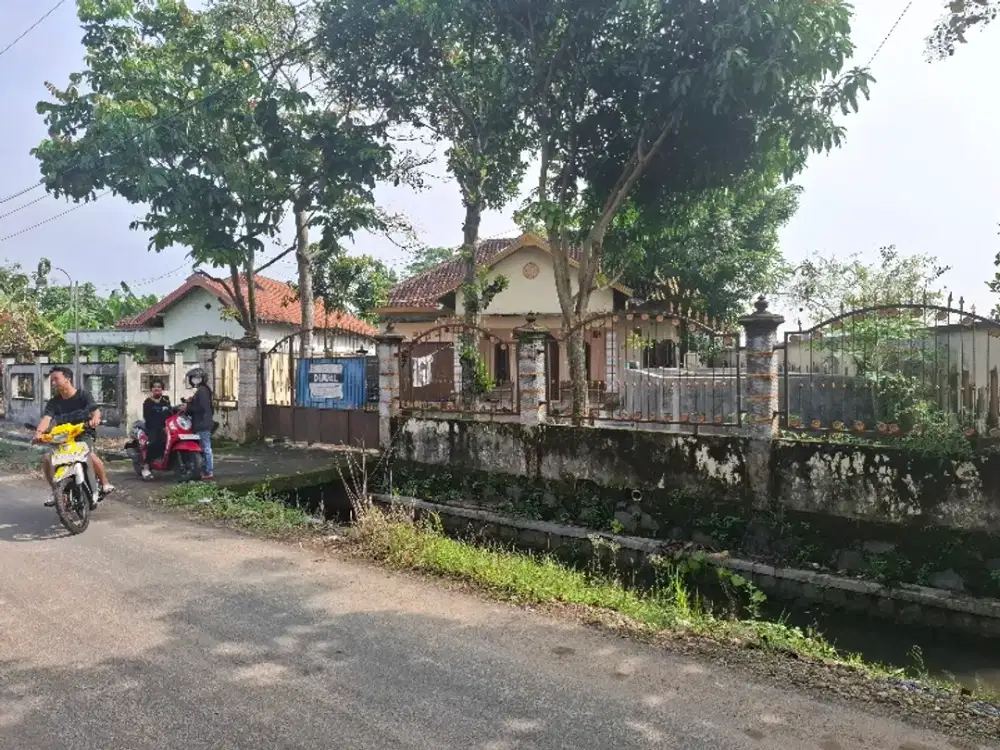 Rumah pinggir jalan lokasi selatan dr.oen solobaru