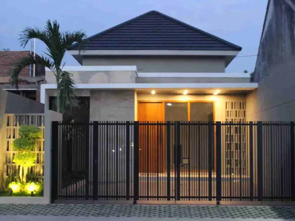 Rumah Modern arsitektur kontemporer tropis dengan fasad mewah. Lokasi strategis di Purwomartani