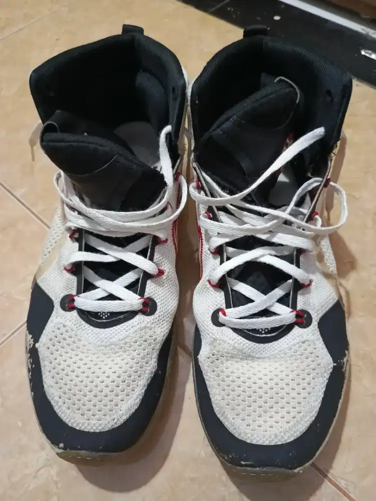 Sepatu Basket Lining