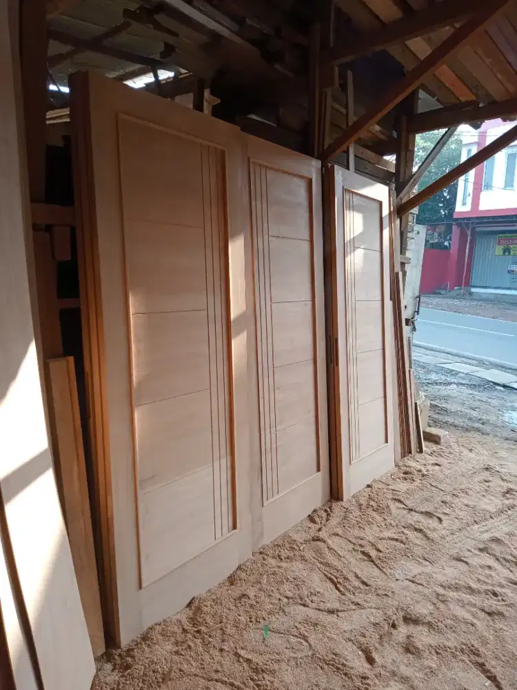 Pintu kayu kamper