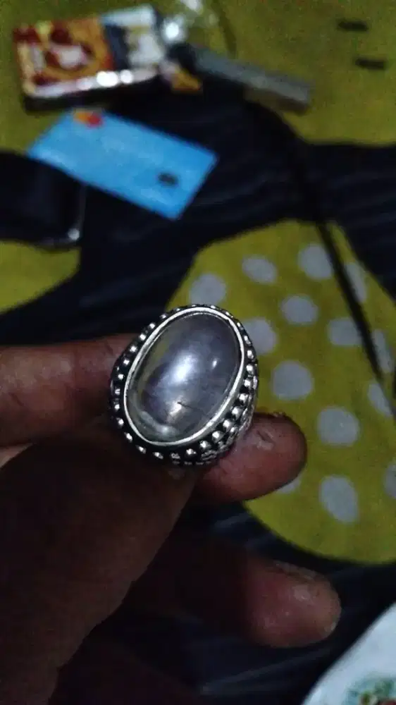 Batu kecubung putih atau es