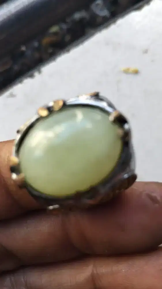 Batu Giok putih kehijauan berserat