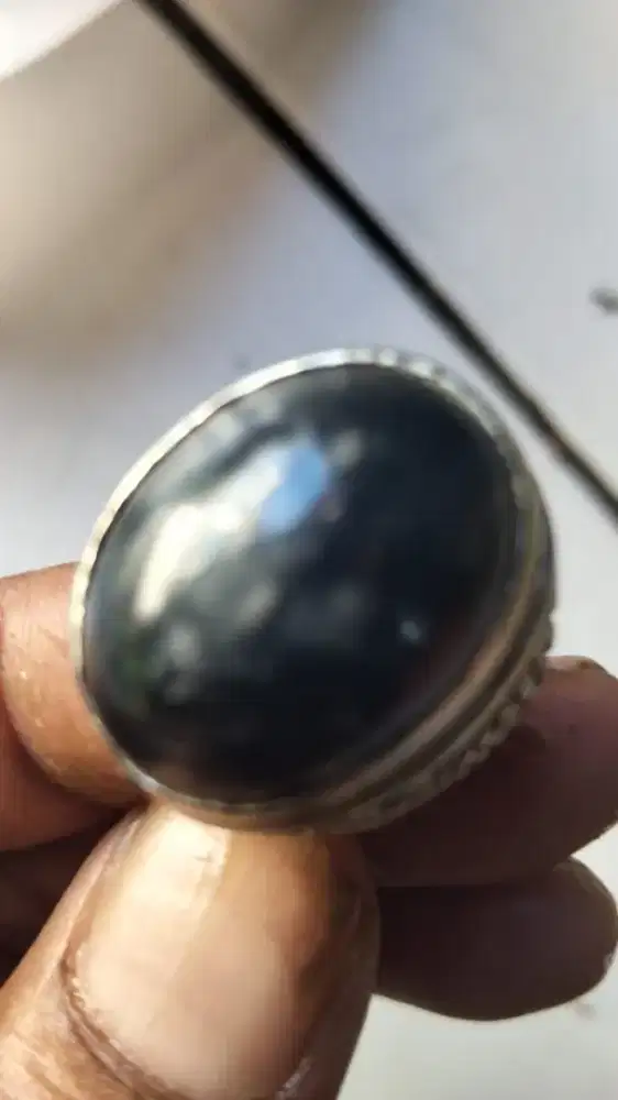 Batu hitam disenter biru