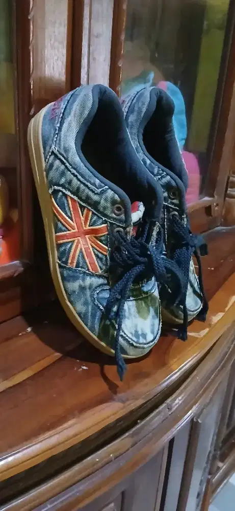 Sepatu asli england