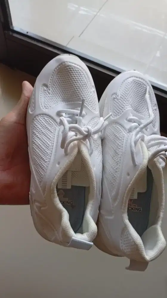 Sepatu basket olahraga anak