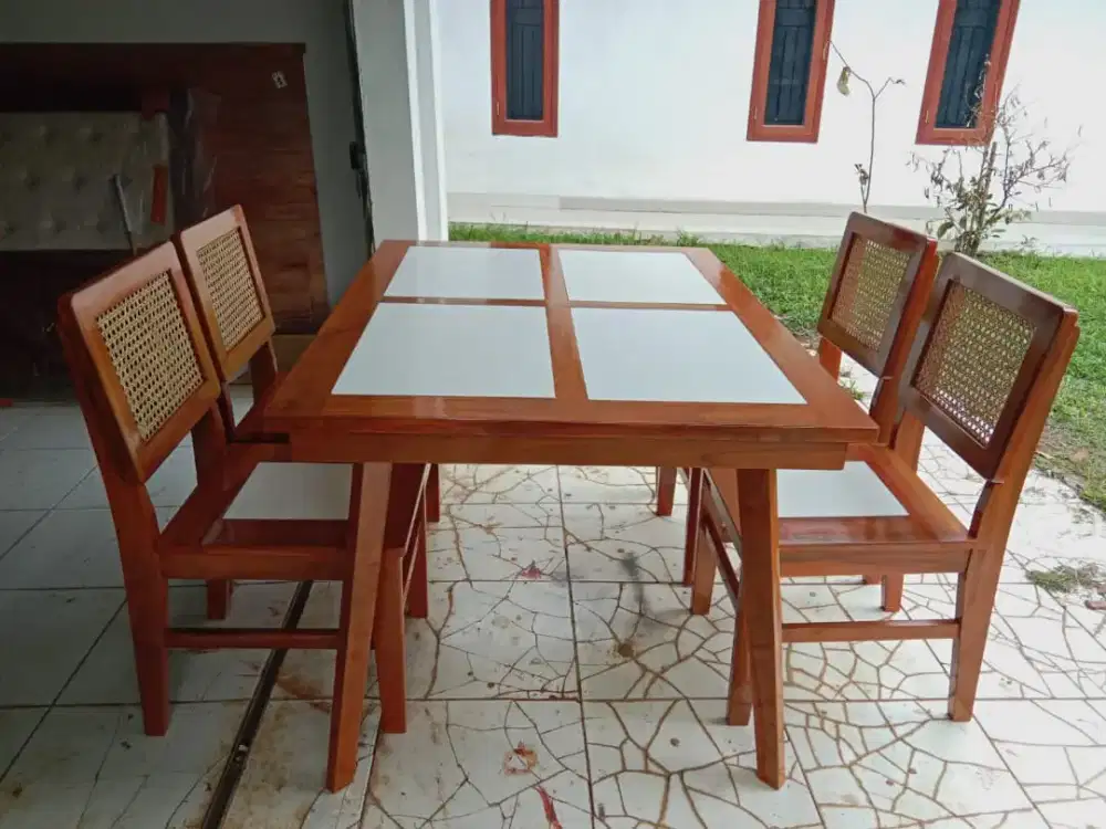 Meja makan kombinasi kayu jati & kayu blokmin