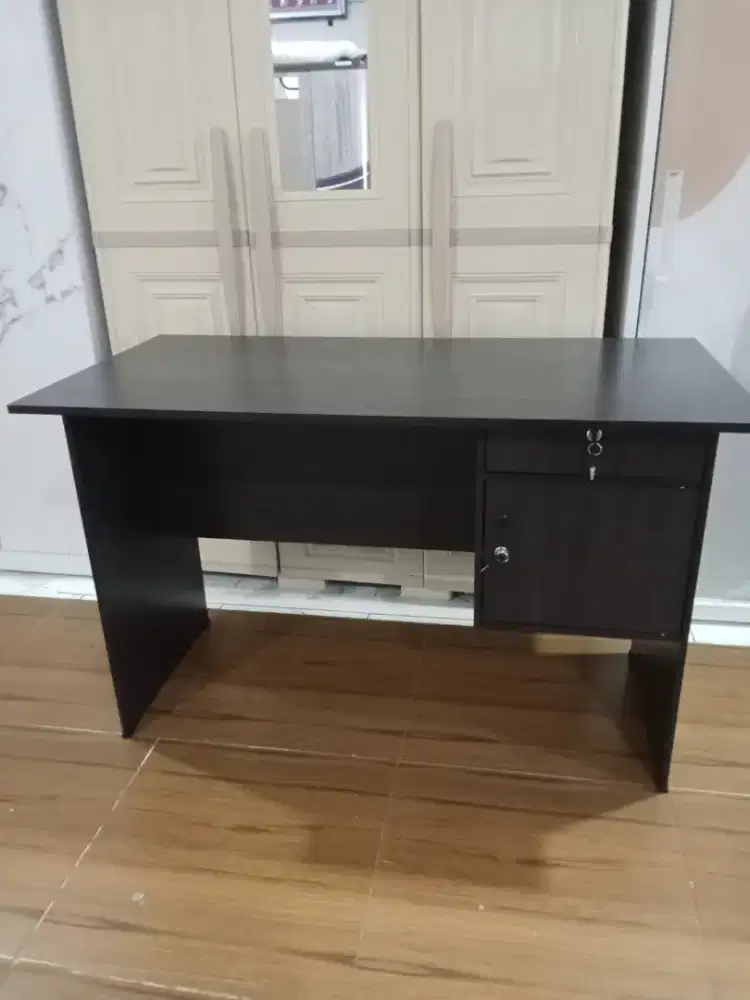 Meja tulis / meja kantor