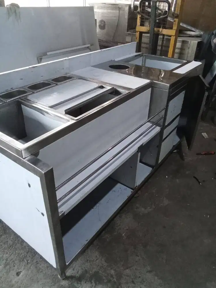 Stainless  Steel  Bar Station  &  Food  salad