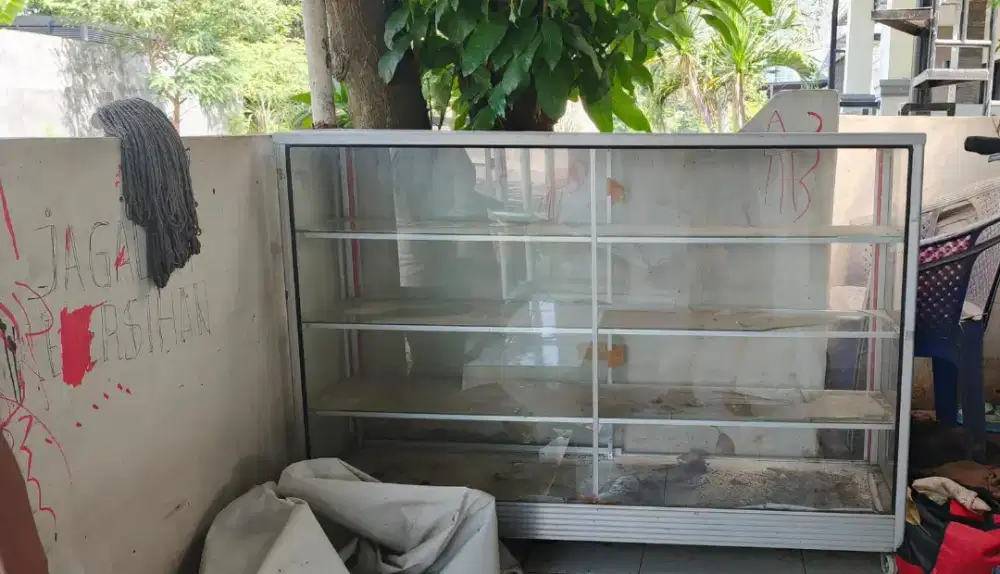 Etalase Kaca + Rak Besi