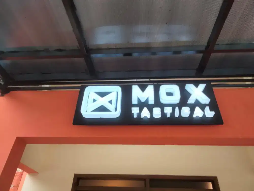 Huruf Timbul dan Neon Box