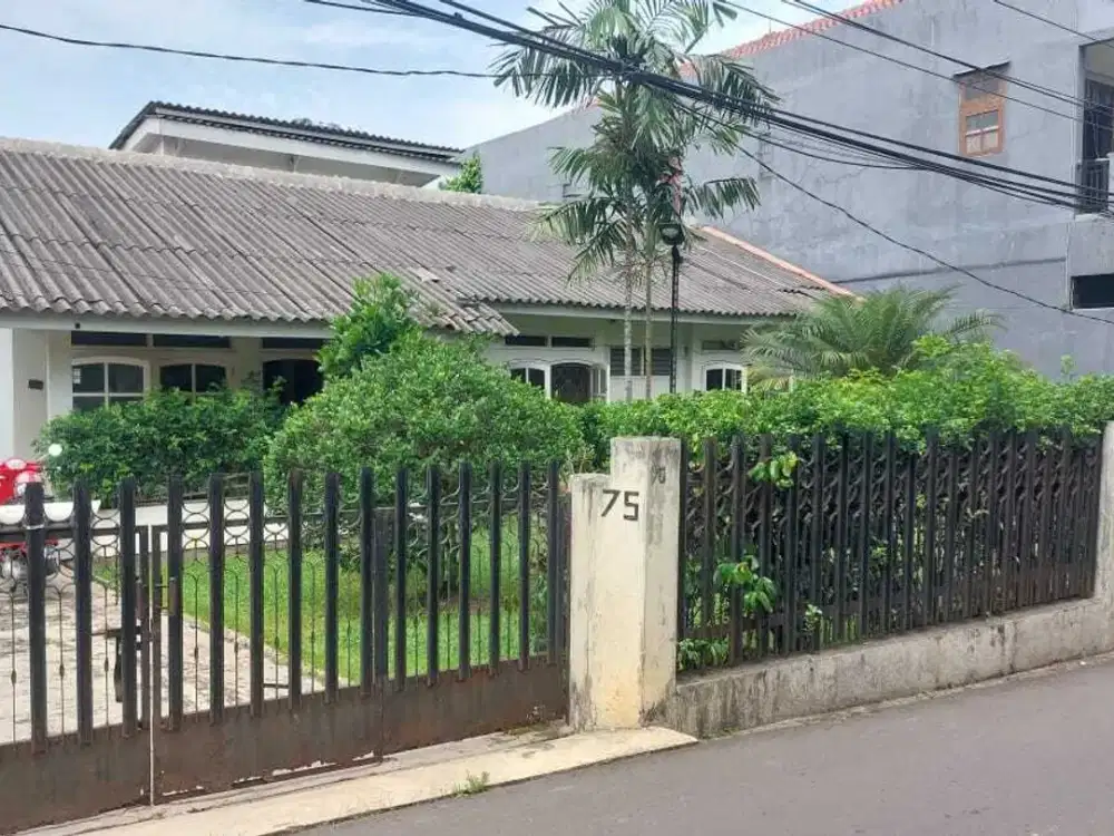 Di Jual Rumah Asri dengan halaman luas di Pondok Labu