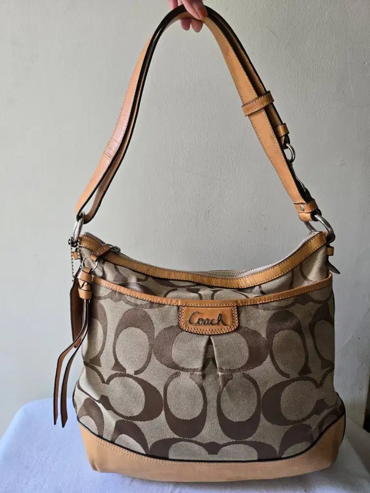 Tas Coach Signature Hobo Shoulder Bag – Preloved