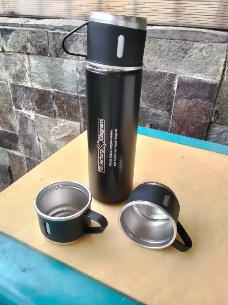 Tumbler hitam dengan 3 gelas stainless nego