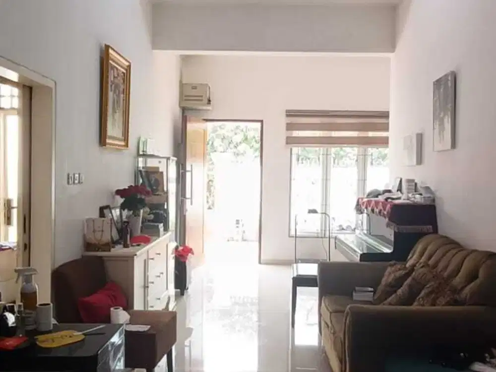 DIJUAL RUMAH BAGUS JARANG ADA HADAP SELATAN DI TAMAN SURYA 3