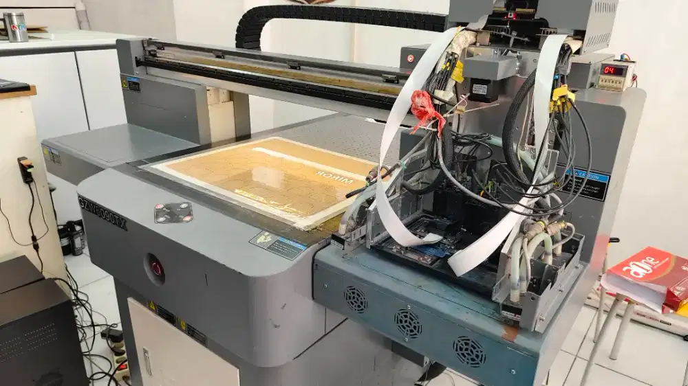 MESIN PRINTER FLATBED UV SIAP PRODUKSI