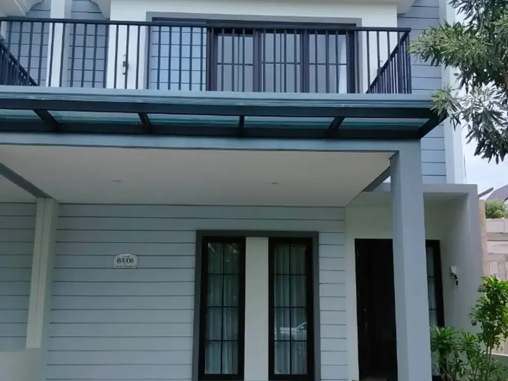 Rumah desain American Clasic dengan Balkon Full Furnished di Sidoarjo