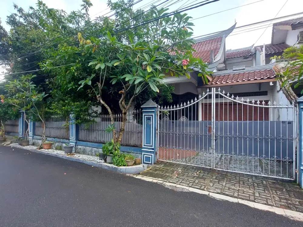Dijual Rumah Nyaman dan Asri Lebar Tanah Luas di Lebak Bulus