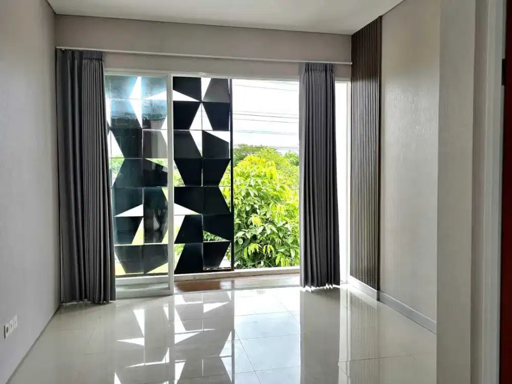 Ciamik Baru Renov Semi Furnish Rumah di Royal Residence