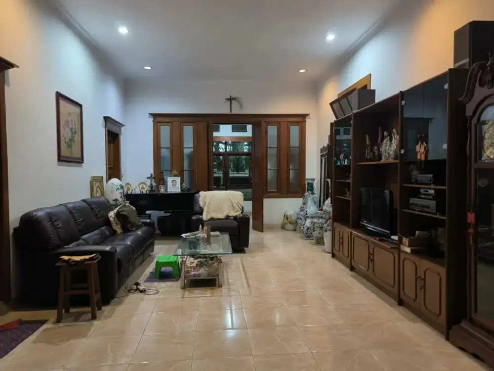 Rumah Belanda bangunan lama terawat lokasi eksklusif sayap riau