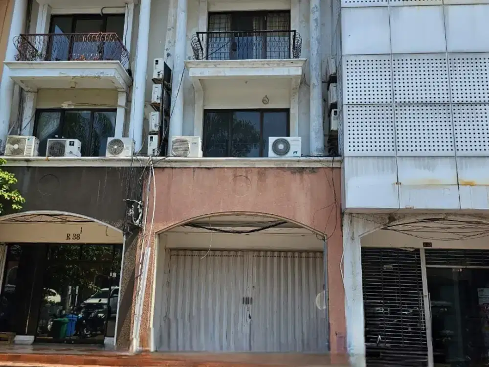 3 Lantai Parkiran luas Ruko Rich Palace Mayjend