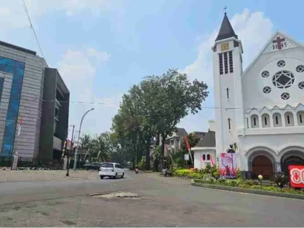 rumah lokasi premium buat usaha besar persis di samping gereja ijen boulevard
