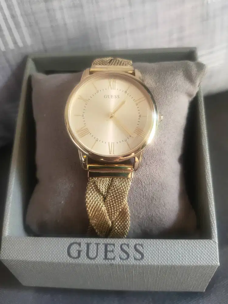 Jam Tangan Wanita Guess Gold