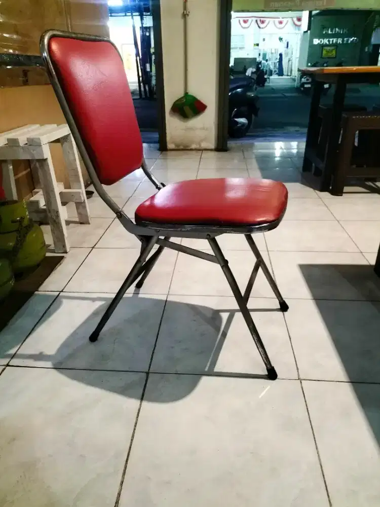 Kursi besi merah